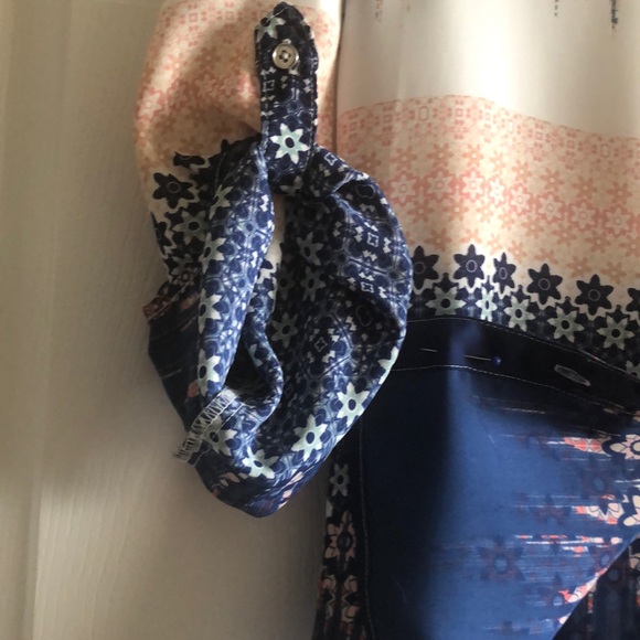 Multi color blouse. - Picture 2 of 5